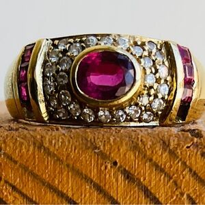 ESTATE NATURAL RED RUBY AND DIAMOND BAND RING
14K YELLOW GOLD